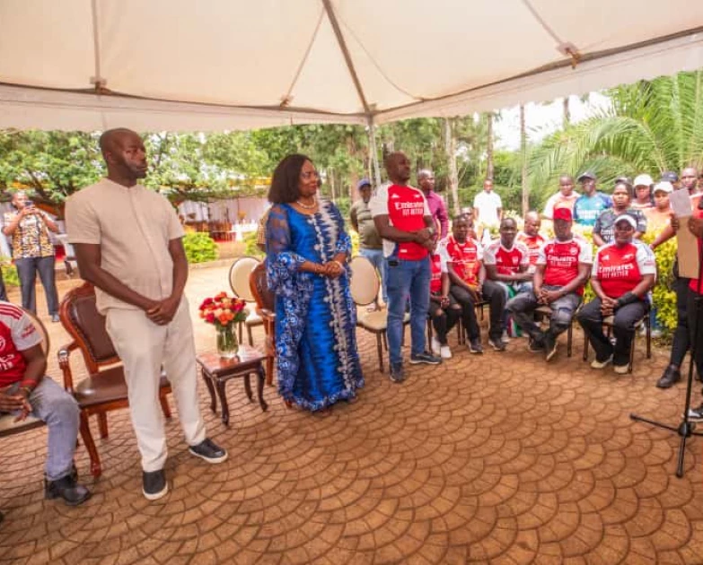 Mashabiki wa Arsenal kutoka Kenya wamtunuku heshima marehemu Raila Odinga kwa ziara ya kihistoria Bondo