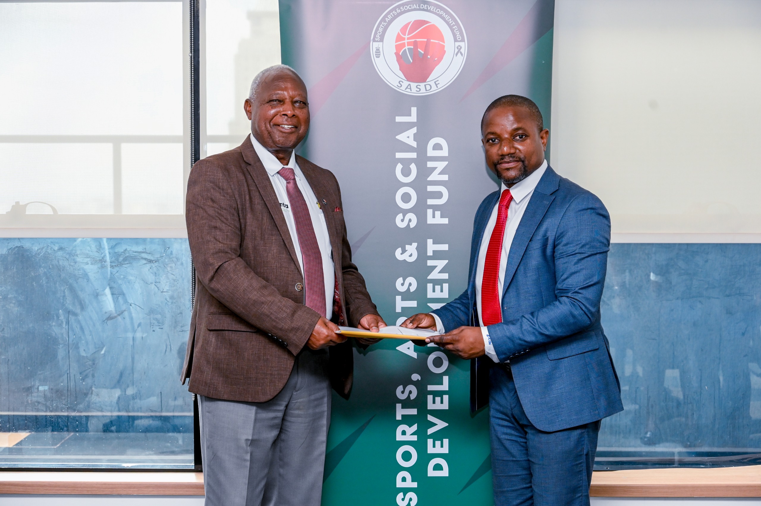 Wakili George Kithi akabidhiwa rasmi Cheti cha uenyekiti wa bodi ya Michezo marufu kama Sports Arts and Social Development Fund (SASDF)